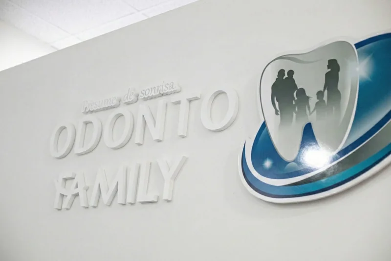 ODONTOFAMILYren logotipoa klinikaren barruko horman