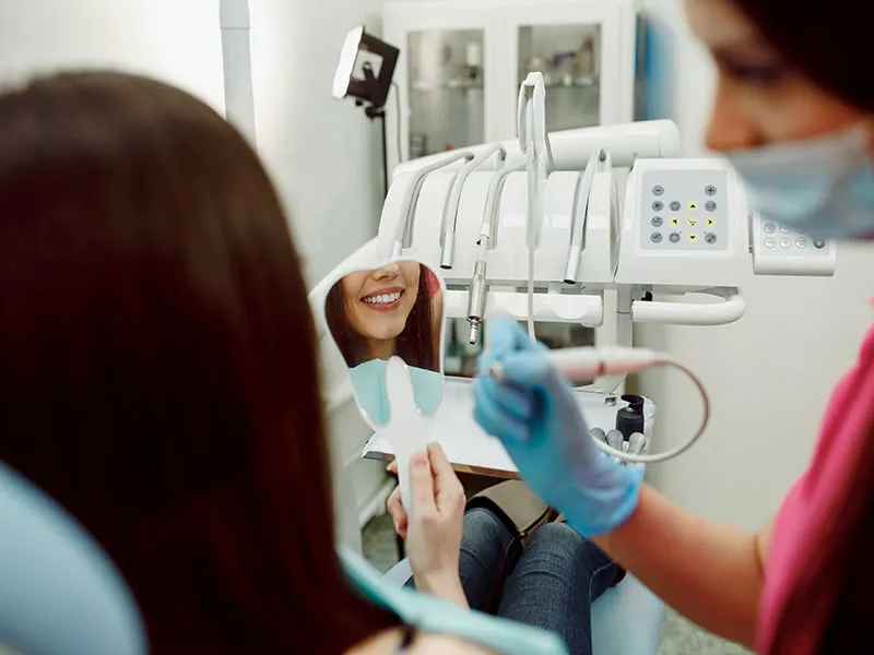 Imagen que acompaña el artículo: ¿Qué hace un higienista bucodental?